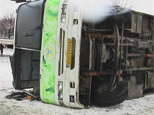 В Симферополе перевернулся автобус с людьми. 
Фото предоставлено пресс-службой ГУ ГАИ Украины в АРК