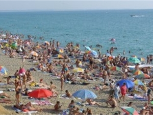 Толпа отдыхающих на крымском пляже. Фото из архива "КП".
