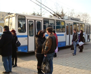 Симферопольцы пересаживаются на троллейбусы. Фото Инны Форт