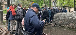 У Києві перед військкоматами стоять натовпи охочих оновити дані