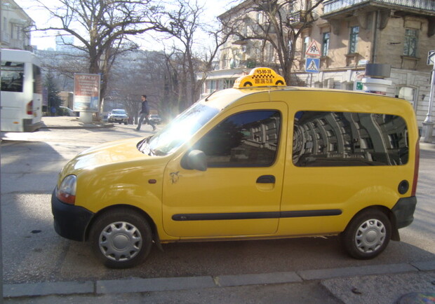 Керченские таксисты "ломят" цену за проезд - в два раза с первого летнего дня.
Фото автора