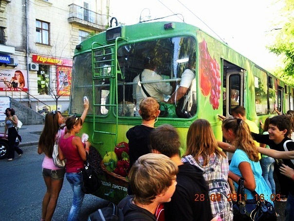В Севастополе юные добровольцы драили троллейбусы. Фото new-sebastopol.com