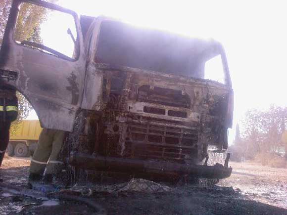 В Севастополе полностью выгорел грузовик. Фото УМЧС 