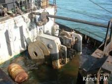 В Керчи вода поступает на судно с нефтью. Фото kianews.com.ua