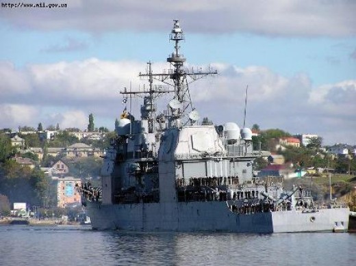 В Севастополе стоит на рейде американский крейсер. Фото e-crimea.info