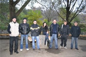 Это и есть форумчане, которые решили облагородить парк в Симферополе. Фото simferopol.in.