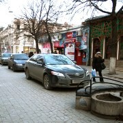 Посреди улицы Пушкина устроили парковку. Фото 0652.ua