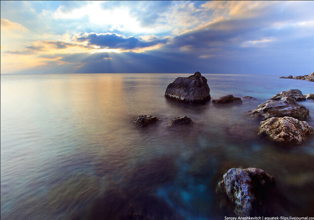 Новость - События - Маленькие чудеса Крыма: спящие камни и бархатное море в лучах заходящего солнца