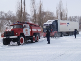 На крымской трассе в одном и том же месте застревают грузовики. Фото МЧС