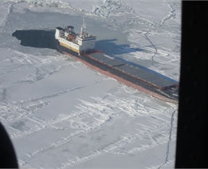 Корабли застревают во льду. Фото МЧС