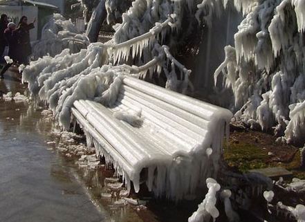 Скамейки покрылись льдом.