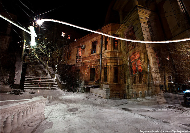 Новость - Досуг и еда - Дом-привидение и полуночный причал: ночной Севастополь в отражении снега