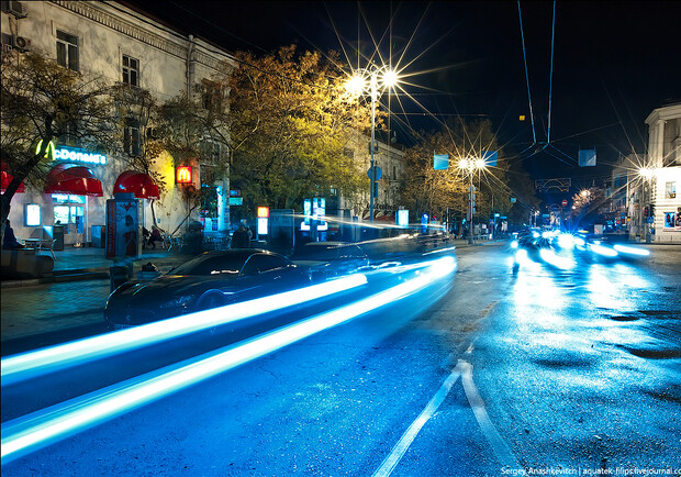 Новость - События - Севастополь в свете фар: голубой асфальт и звезды фонарей на площади Лазарева 