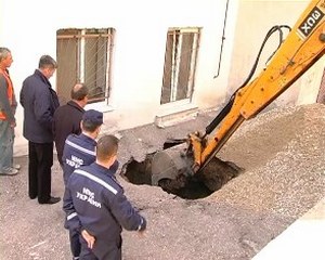 Чтобы не пострадали дети, яму тщательно засыпали. Фото site19.mns.gov.ua.