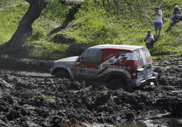 Автомобилям и некоторым водителям пришлось искупаться в грязи. Фото: cit.ua.