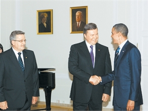На прошлогоднем саммите стран Центральной и Восточной Европы в Варшаве Виктор Янукович был в центре внимания - Бронислав Коморовский (слева) организовал ему встречу с Бараком Обамой. Фото из архива КП.