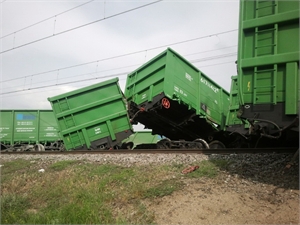 Часть искореженных вагонов, которые не подлежат ремонту, скорее всего, отправят в утиль. Фото ГУ МЧС в Крыму.