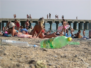 Туристы жалуются на некачественный сервис и мусор на пляжах. Фото из архива «КП».