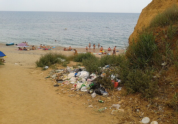 На пляже горы мусора, но коммерсанты дерут деньги за парковку.