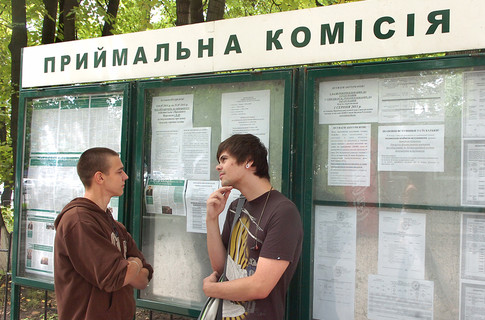 Абитуриенты приходят спозаранку и за два дня принесли заявлений на половину бюджетных мест. Фото: golos.com.ua