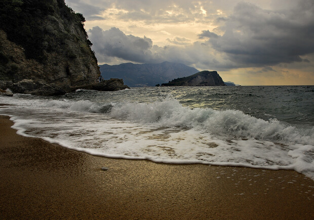 В разгар купального сезона море в Крыму немного остыло. Фото: gdefon.com