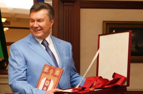В прошлом году президенту дарили книги, иконы и шампанское. Фото: А. Мосиенко