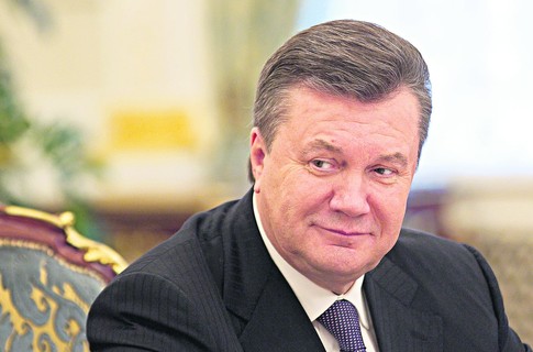 Янукович отметил 62 года. К нему приехало три автобуса нардепов, а жрецы написали особый стих. Фото: А. Мосиенко
