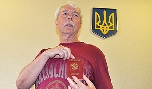 Год назад на заседании суда Мешков демонстрировал паспорт гражданина РФ. Фото Светланы Борисовской. 