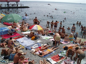 Уже сейчас большинство отдыхающих стремятся попасть на пляжи, имеющие «ракушки». Фото из архива «КП».