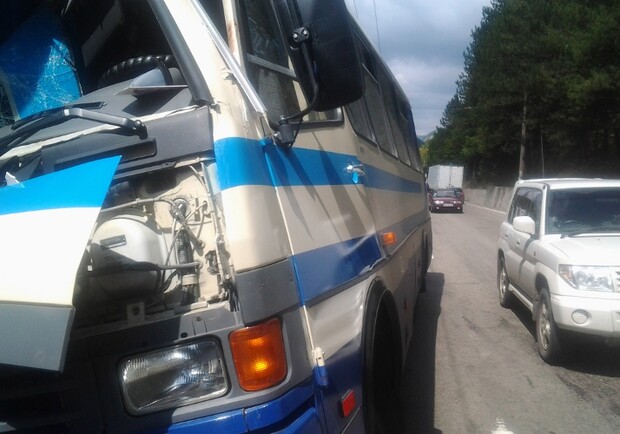 Автобус врезался в стоявший на обочине грузовик. Фото пресс-службы ГУ МЧС Крыма. 
