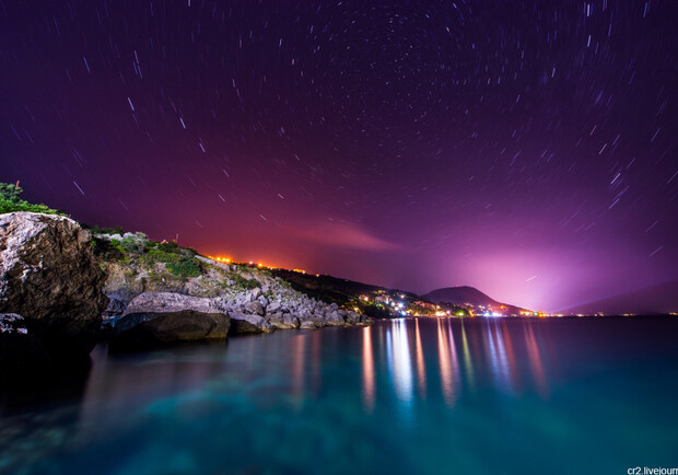 Яркие огни в отражении крымского моря. Фото: cr2.livejournal.com