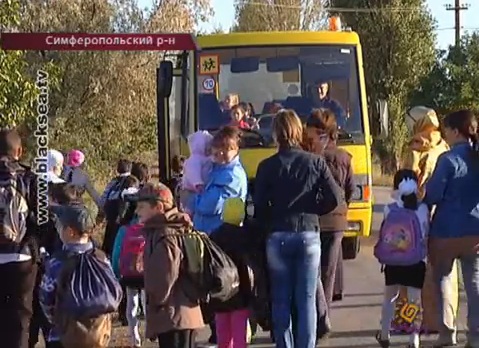 Родители и дети вышли на дорогу, чтобы школьный автобус хоть раз открыл двери для учеников и подвез до школы. Фото: ЧТРК