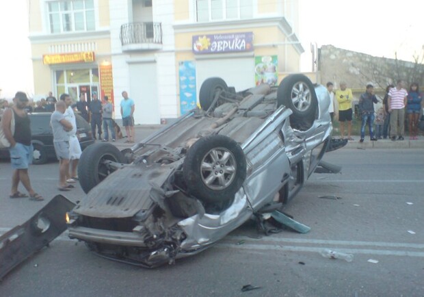 На высокой скорости "Субару" врезался в два авто. Фото: forum.sevastopol.info