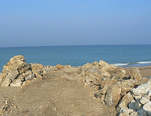 В Любимовке с пляжа вывозят песок. Фото: nr2.ru