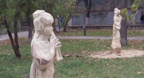 Скульптуры в центре Симферополя.