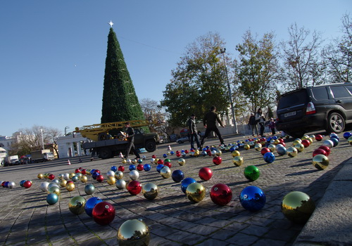 С 19 декабря в Севастополе будет гореть главная новогодняя елка.  Фото: new-sebastopol.com