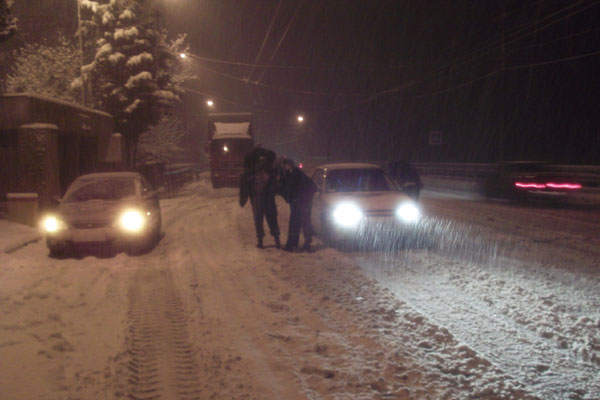 Крымская дорога в снегу.
