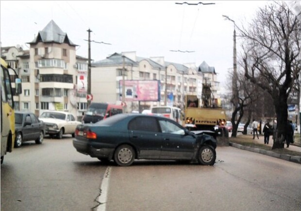 Новость - События - В Севастополе легковушка врезалась в экскаватор – на дороге пробка 
