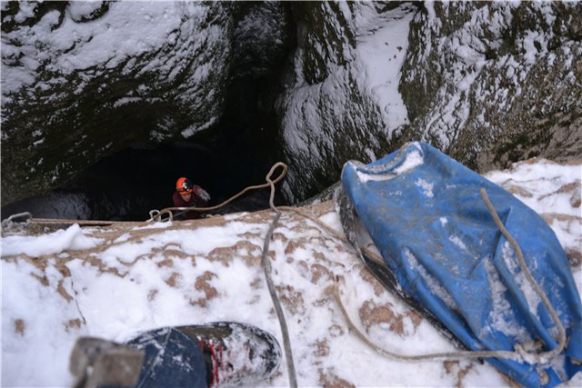 Туристы упали в глубокую пещеру. Фото: tourclub.kiev.ua
