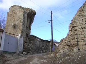 На прошлой неделе шустрые жители Феодосии за ночь успели установить телевизионную спутниковую антенну на античную Генуэзскую крепость.