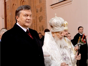Год назад президент встречал светлый праздник в Киево-Печерской лавре. Фото: пресс-служба президента Украины.