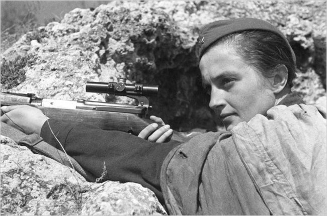 Снайпер Людмила Павличенко в боях под Севастополем в  1942 году.
