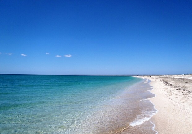 В Крыму еще остались бескрайние пляжи. Фото: io.ua