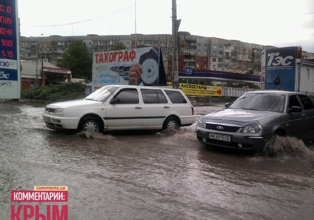 Улицы превратились в реки. Фото: Крым:Комментарии