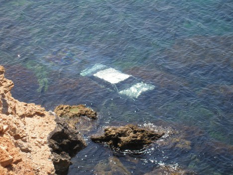 Автомобиль сорвался со скалы в море. Фото пресс-службы ГС ЧС.