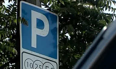 Парковка осталась платной. Кадр из видео. 