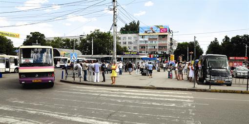 За билетами на автобус стоят очереди. Фото: КП-Крым. 