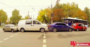 Разноцветный "паровозик" в дождливый день. Фото: АН-Крым.