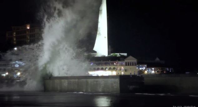 Новость - Досуг и еда - В Севастополе сняли красивое видео шторма