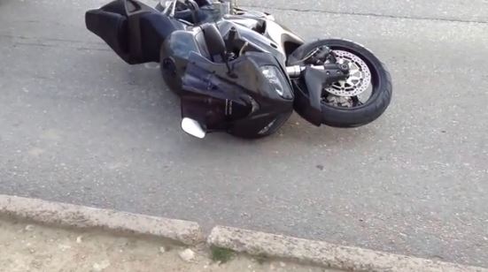 Мотоциклист выжил. Кадр из видео